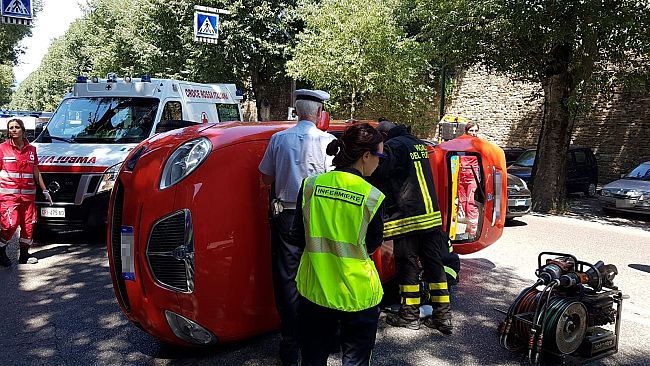 Urta contro una Smart e si ribalta con la sua auto: anziana ricoverata in ospedale
