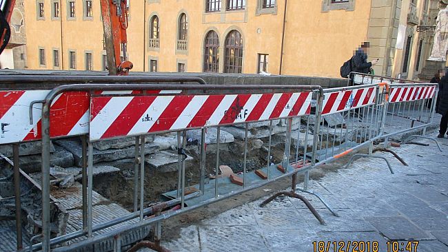 Santa Trinita, rotte le pietre​: Palazzo Vecchio anticipa le Fake News color catrame