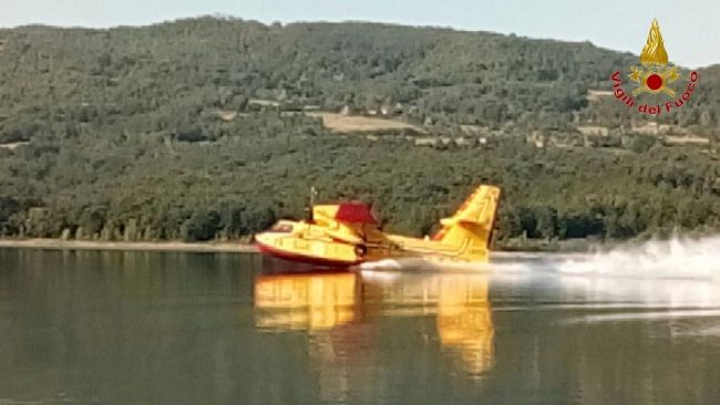 Vasto incendio a Figline: elicotteri e canadair sul posto