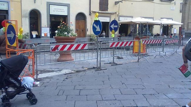 San Firenze: inaugurazione lampo, spariscono fioriere ed arrivano le transenne