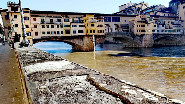 Scrive sul parapetto di Ponte Vecchio, turista multata