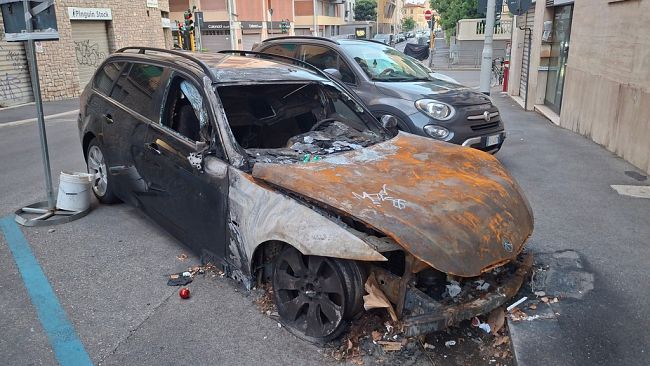 auto-bruciata-ancora-nessuno-la-rimuove
