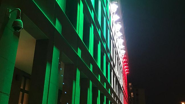 Intesa San Paolo, la sede di Novoli illuminata con il tricolore