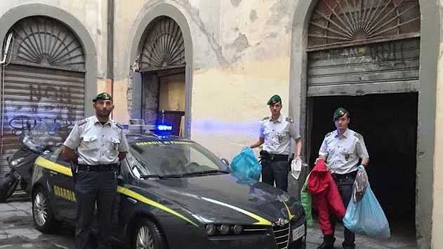 Firenze: deposito del falso nel cuore storico della città