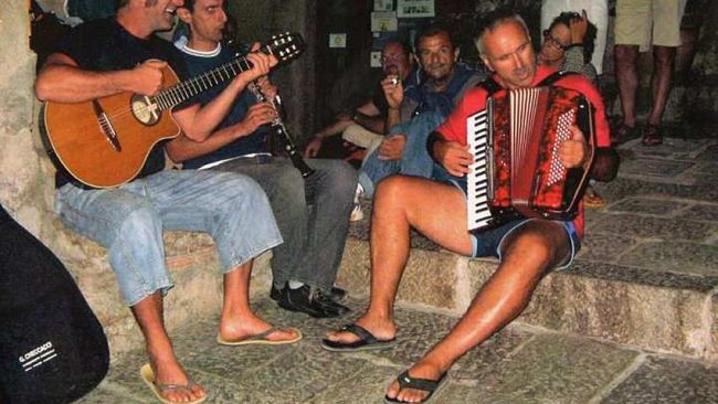 Festival Valdorcia, Ferragosto con tarante e ballate toscane