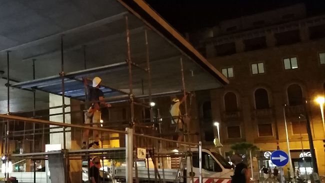 Urta con il camion l’impalcatura della pensilina di Santa Maria Novella