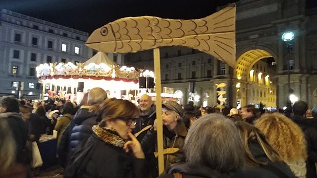Ore 18: a Firenze le sardine hanno già riempito la piazza