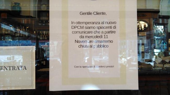 Caffè storici aperti al 50%, messe le luci di Natale in via Tornabuoni