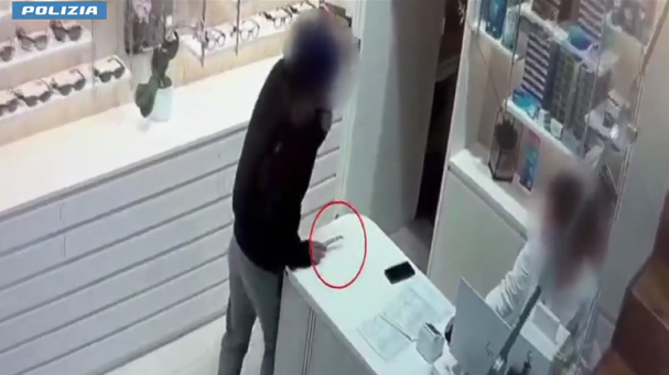 Cinque rapine a Firenze in pochi giorni: arrestato 34enne