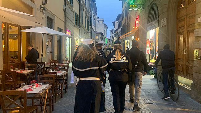 Tenore lirico canta senza autorizzazione in centro 