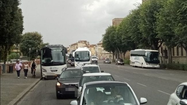 Firenze, cambia il regolamento per i bus turistici: sanzioni inasprite