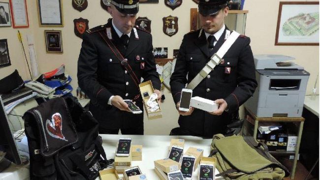 Vendono falsi Smartphone ai carabinieri, a rate e scontati