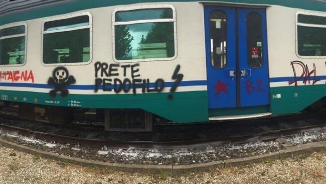 Tre treni Regionali graffitati nella stazione di Borgo San Lorenzo