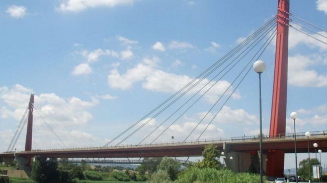 Ponte all’Indiano in fila indiana