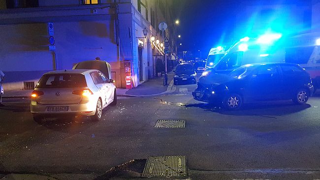 Schianto tra auto: un ferito grave