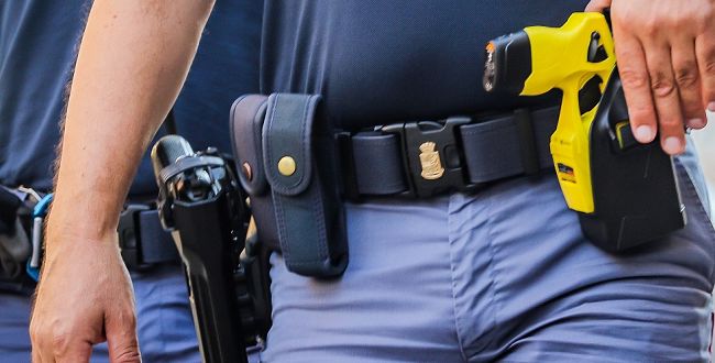 ​Firenze rifiuta il Taser: la polizia municipale non avrà l'arma elettrica
